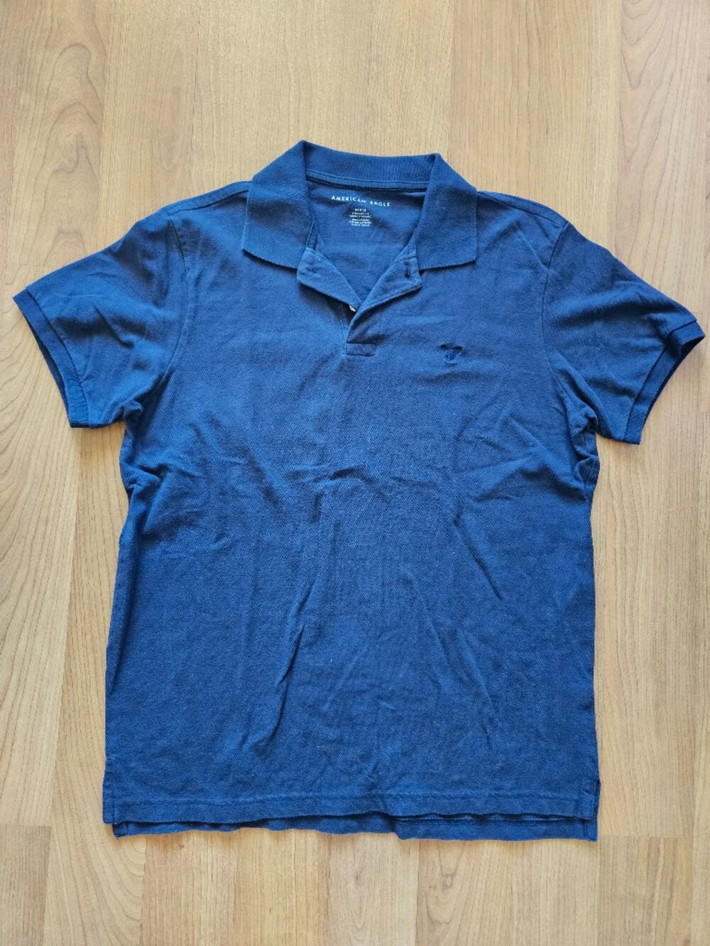 Like new!!! Men's American Eagle Navy Blue short sleeve polo shirt - Medium